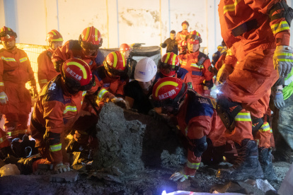 Los socorristas tratan de encontrar a las víctmas de esta tragedia