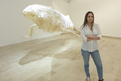 Exhibición. La artista Mónica López aparece junto a la escultura ‘Fábula del ancestro’.