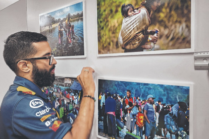 Panamá. Una persona trabaja en el montaje de la muestra en esta capital.