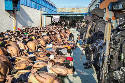 Decenas de presos fueron presentados en imágenes en donde se consta que se amarraron sus muñecas y tobillos con correas de plástico.