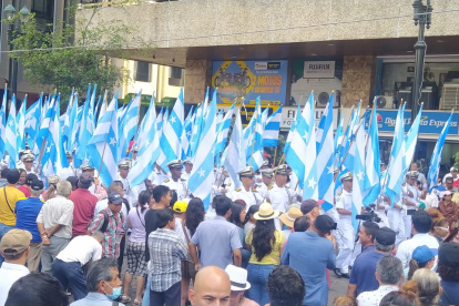 Decenas de bandas de guerra de la ciudad desfilaron desde la avenida Quito