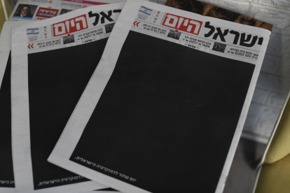 Un ejemplar del diario "Israel Hayom" (Israel Hoy) con la portada en negro y el mensaje "un día negro para la democracia israelí".