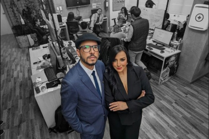 Andersson Boscán y Mónica Velásquez, periodistas del medio digital La Posta.