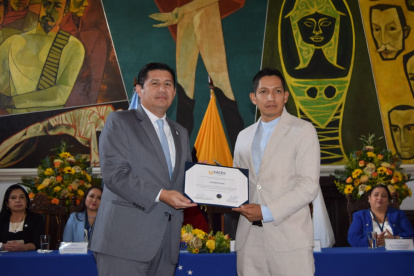 El rector de la Universidad de Guayaquil, Francisco Morán Peña, recibe e certificado de  acreditación de la cerrera de Enfermería por parte del Caces.