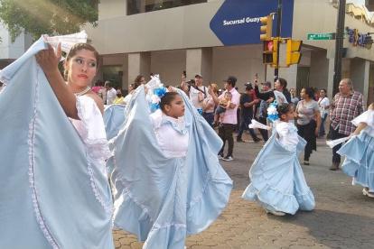 Las guayaquileñas desfilaron con los trajes típicos de la ciudad.