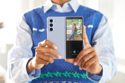 El Galaxy ZFold 5, entre otras funcionalidades, permite hacerle fotos a tus amigos mientras ellos ven cómo lucen en la pantalla delantera.