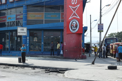 Local afectado. En los exteriores quedaron marcas de explosión.