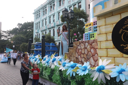 Arte y creatividad. En la tarde, el desfile artístico llamó la atención de los guayaquileños, que no solo disfrutaron de los carros alegóricos, sino también de los bailarines y mimos que fueron parte de la actividad