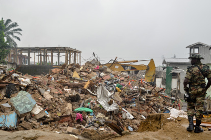 Los escombros del edificio que se derrumbó en Camerún.