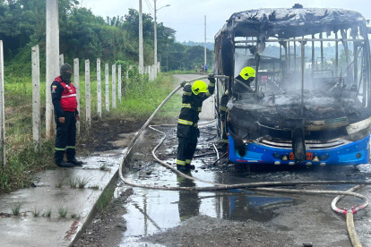 Siete de los nueve vehículos incinerados durante la jornada se dieron en Esmeraldas.