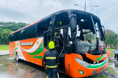 Ataque. Un bus del servicio público fue incinerado por sujetos armados en la provincia de Esmeraldas.