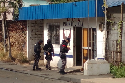 Explosivo dejó herido a un policía en Puente Lucia
