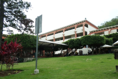 En esta zona de área verde de la facultad Filosofía de la Universidad Católica Santiago de Guayaquil se desarrolla la actividad cultural.
