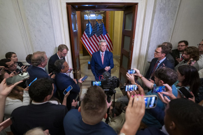 El presidente de la Cámara de Representantes de EE.UU., el republicano Kevin McCarthy, durante su alocución ante la prensa, este martes 25.