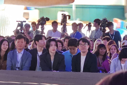 Antes de presentarse en concierto frente a miles de fans en Seúl, Suga asistió al evento Samsung Galaxy Unpacked 2023.