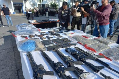 Se hallaron 13 armas cortas (pistolas y revólveres) 13 armas largas (fusil) los cuales estaban encaletados en paredes y alcantarillas.