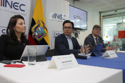Estudio. Lena Savelli, coordinadora de la ONU en Ecuador, Roberto Castillo, director del INEC, y Makus Behred, del Fondo de Población de la ONU presentaron el nuevo cronograma.