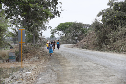 Un camino lleno de polvo se evidencia a lo largo de este recinto.