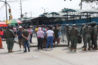 Los familiares de las personas privadas de la libertad solo han visto ambulancias entrar y salir del lugar sin saber lo que sucede