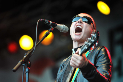 La cantante irlandesa Sinéad O"Connor durante una actuación en el festival Parkpop, en La Haya (Países Bajos), el 30 de junio de 2013.