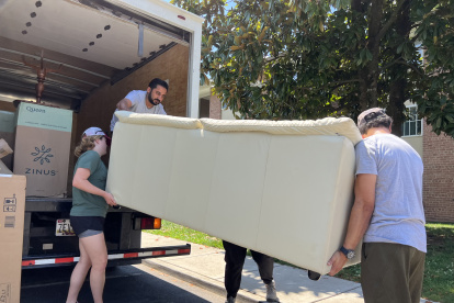 Labores. El afgano Nasser Haqparast, junto a otros miembros del equipo de la ONG Homes Not Borders.