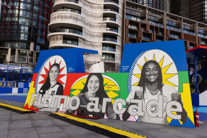 Ligia Moreira (i), capitana de la Tricolor, en una de las pancartas de la Casa Conmebol.