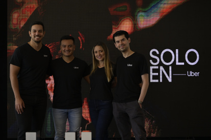 De izquierda a derecha: 
1.- Cesar Molina, gerente general de Uber para Ecuador, Perú y Bolivia
2.- Luis Mogollón, Gerente de operaciones
3.- Manuela Bedoya, gerente de comunicaciones de seguridad para la región Andina, Centroamérica y Caribe
4.- David Minguez, gerente de comunicaciones para Uber en la región Andina