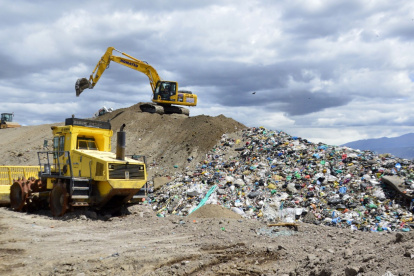 El Inga. Este relleno ya no genera mal olor, ya que todos los días se entierran las toneladas de basura que receptan.