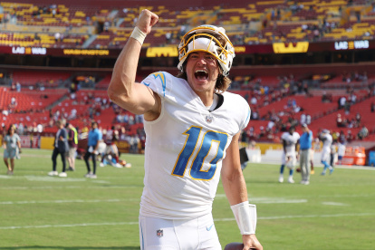 El quarterback de 25 años seguirá con LA Chargers hasta 2029 tras firmar una extensión de cinco temporadas.