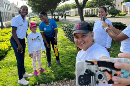 Kiara Rodríguez (i) y Seneida Rodríguez compartieron con niños y adultos en el Parque Samanes.