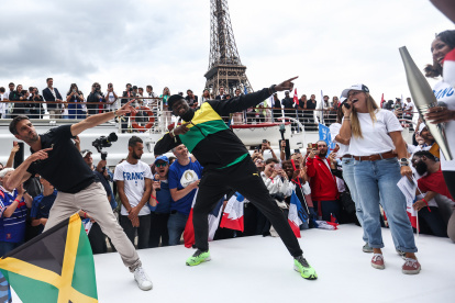 El velocista retirado jamaiquino Usain Bolt (c) compartió con dirigentes del comité organizador y deportistas en el acto del inicio del conteo regresivo frente a la Torre Eiffel.