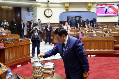 El legislador derechista Alejandro Soto fue elegido como nuevo presidente del Congreso de Perú.
