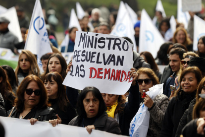Miles de profesores protestaron en las calles de Santiago este miércoles 26 de julio.