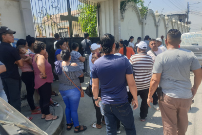 Familiares, tras reconocer a víctimas,  evitaron dar declaraciones.