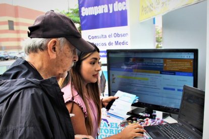 Un usuario es ayudado a revisar en el portal de medicinas la disponibilidad en el mercado de los fármacos que necesita.