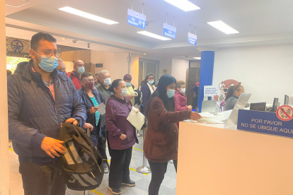 Usuarios esperan su turno para hacer un trámite en una dependencia de salud.