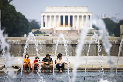 Personas visitan monumentos en Washington mientras se siente la ola de calor en EE.UU., el 17 de julio de 2023.