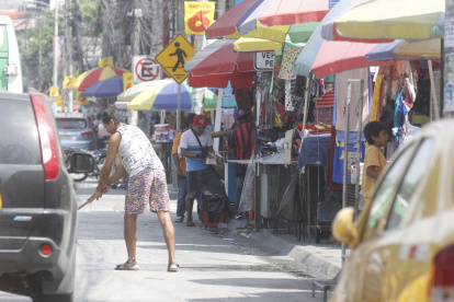 Las veredas de la ciudadela Florida Norte están ocupadas por carpas y caramancheles donde los informales ofertan alimentos y productos. A los peatones se les dificulta caminar por estas y se lanzan a la calle.