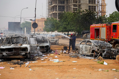 En las calles de Niamey se registraron violentas manifestaciones apoyando a la junta militar golpista.