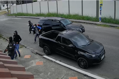 En la grabación se ve cómo los hampones tratan de forzar la puerta principal y la del garaje.