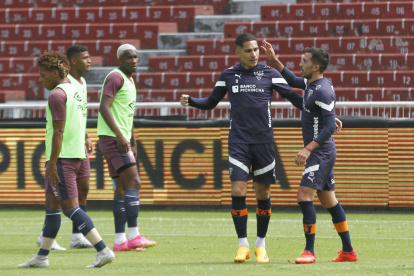 Paolo Guerrero es felicitado por Lisandro Alzugaray tras marcar su primer tanto con los albos.