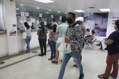 Pacientes del IESS retiran sus medicamentos en las farmacias de consulta externa