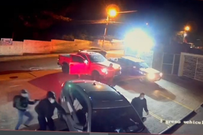 Bloqueo. Los secuestradores se bajaron de los vehículos encapuchados y forzaron la seguridad del automóvil para sacar primero a una de las víctimas.