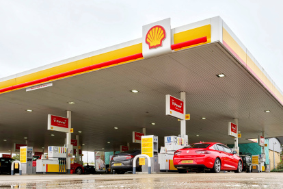 Estación.- Una gasolinera de Shell.