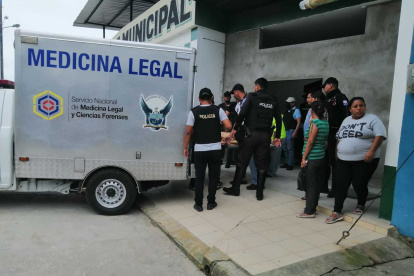 Violencia. Agentes llevan el cuerpo de Jefferson Vera a la morgue.