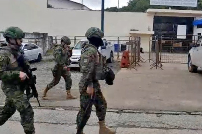 Panorama. Varios elementos militares recorren la parte externa del recinto penitenciario de Esmeraldas.