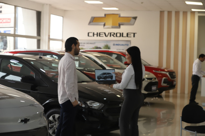 Acercamiento. Varios clientes cotizan en sitios web de las marcas, y solo se acercan a probar y pagar el carro.