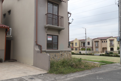 Último recurso. Hay casos de habitantes que están vendiendo sus hogares para escapar de esta urbanización, que se ha vuelto zona de riesgo, como varios denuncian.