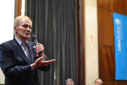 Bill Nelson, administrador de la NASA, durante una charla en la Universidad de Buenos Aires, este jueves 27 de julio.