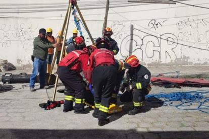 Acción. Miembros del Cuerpo de Bomberos durante la recuperación del hombre accidentado.